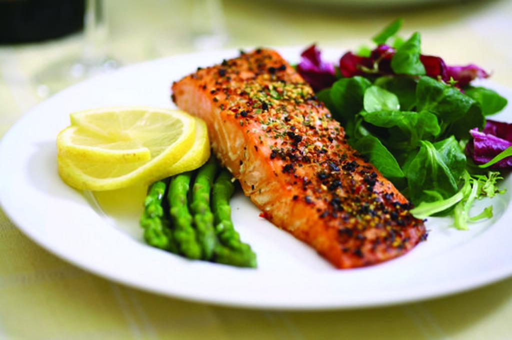 Salmon dinner with asparagus and lemon
